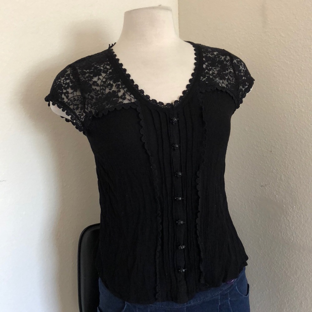 Goth top with skull and crossbones buttons 🖤☠️🖤